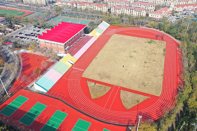 1、青岛胶州市香港路小学体育场塑胶跑道、人造草坪足球场