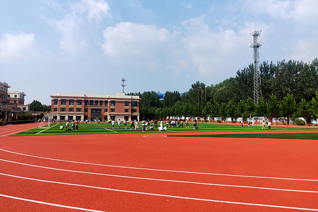 1、青岛胶州市香港路小学体育场塑胶跑道、人造草坪足球场