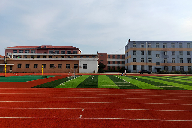 1、青岛胶州市香港路小学体育场塑胶跑道、人造草坪足球场