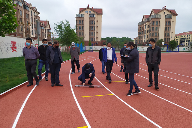 1、青岛胶州市香港路小学体育场塑胶跑道、人造草坪足球场