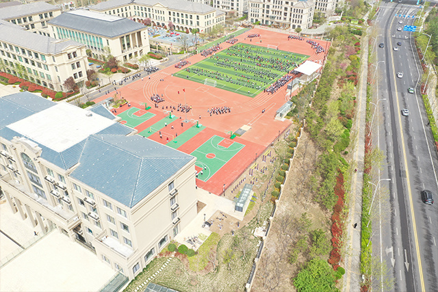 1、青岛胶州市香港路小学体育场塑胶跑道、人造草坪足球场
